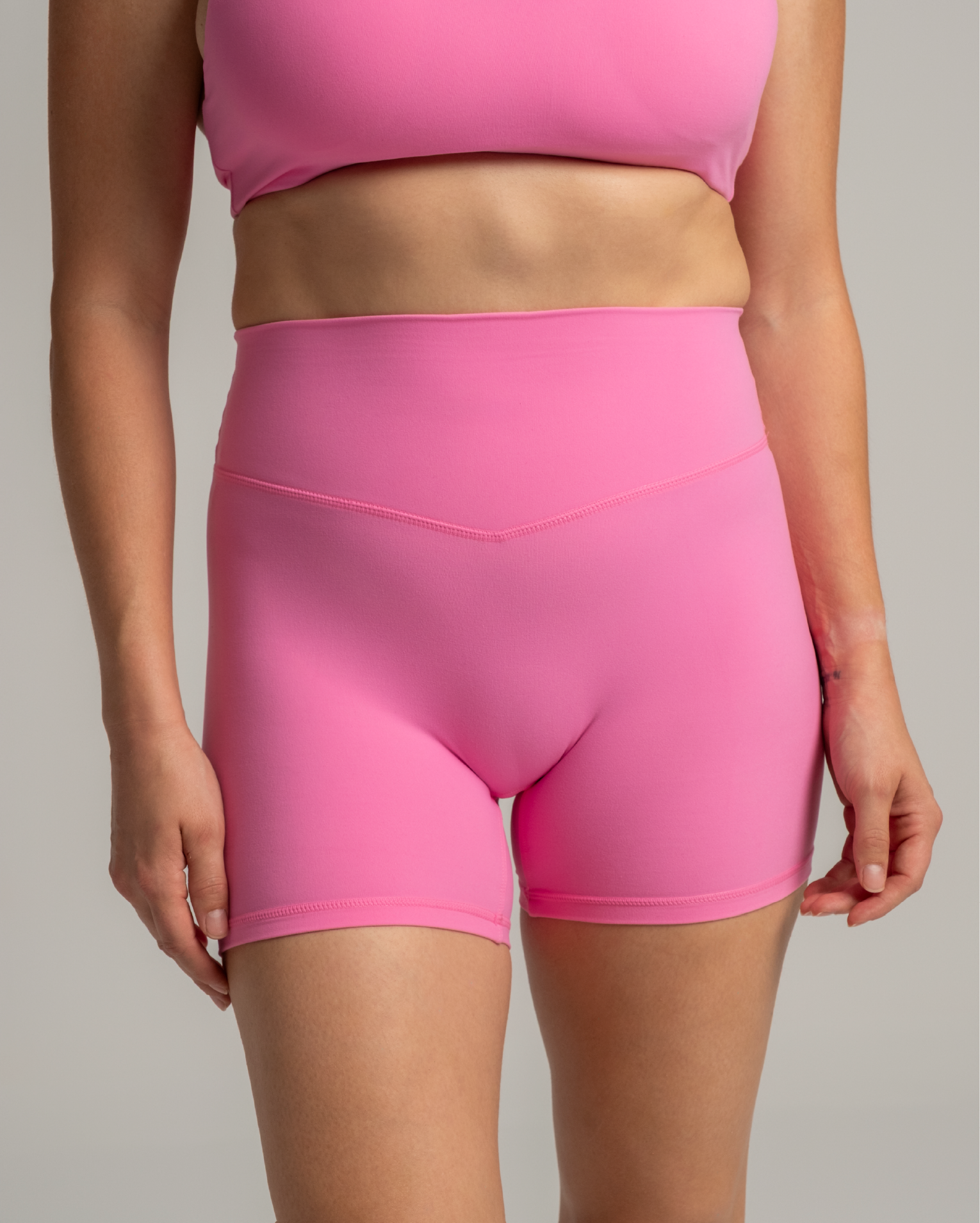 EVERYDAY MOVES SHORTS HOT PINK