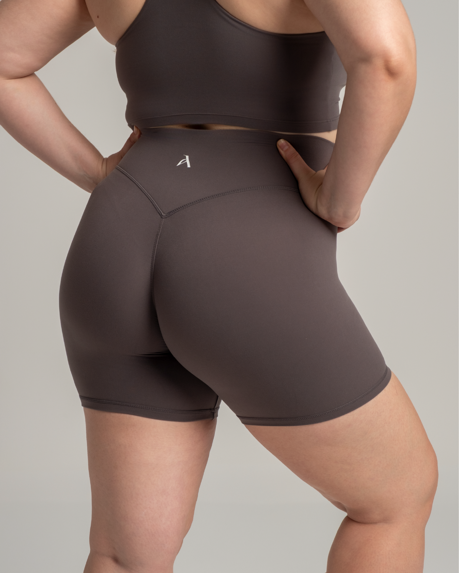 EVERYDAY MOVES SHORTS STONE GRAY